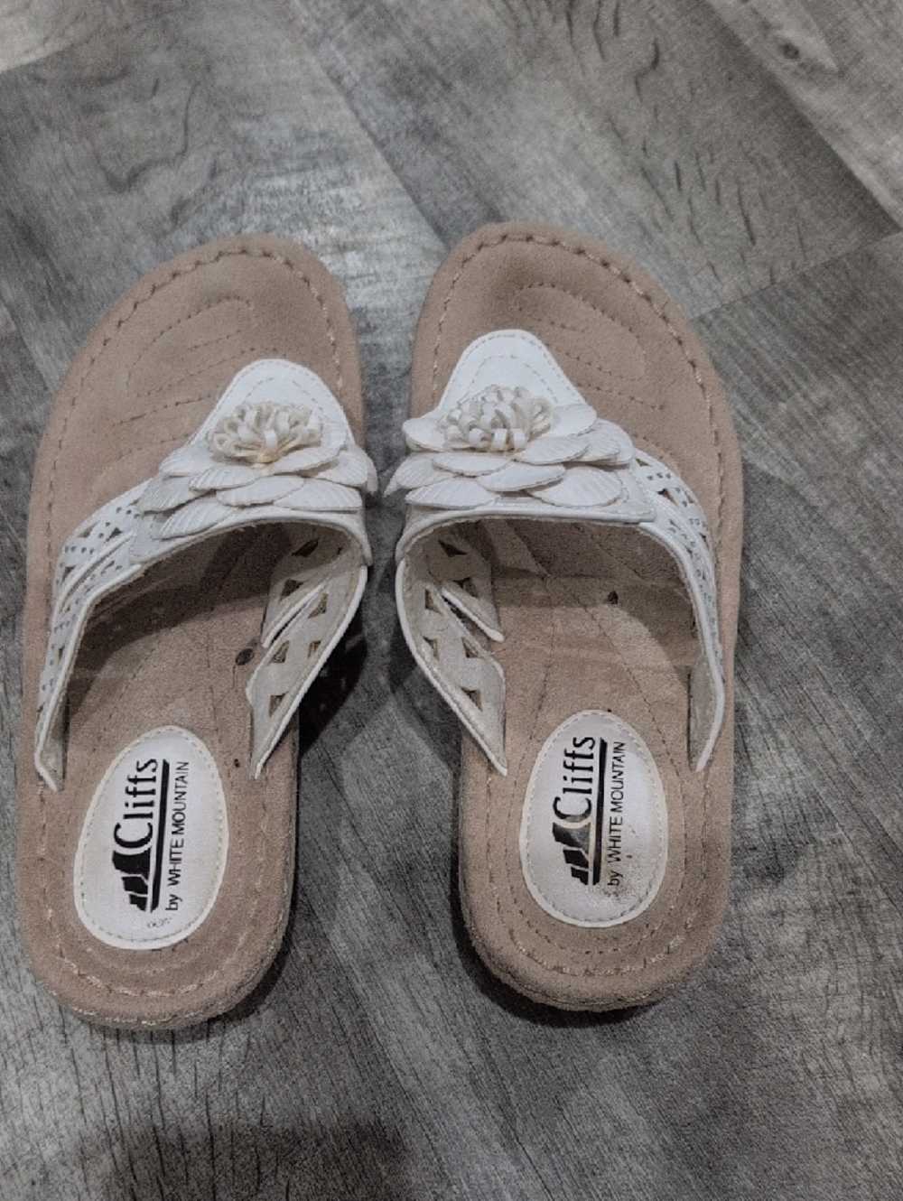 Cliffs by WHITE MOUNTAIN Women's White Floral Thong Wedge Sandals Size 8 - Picture 2 of 6